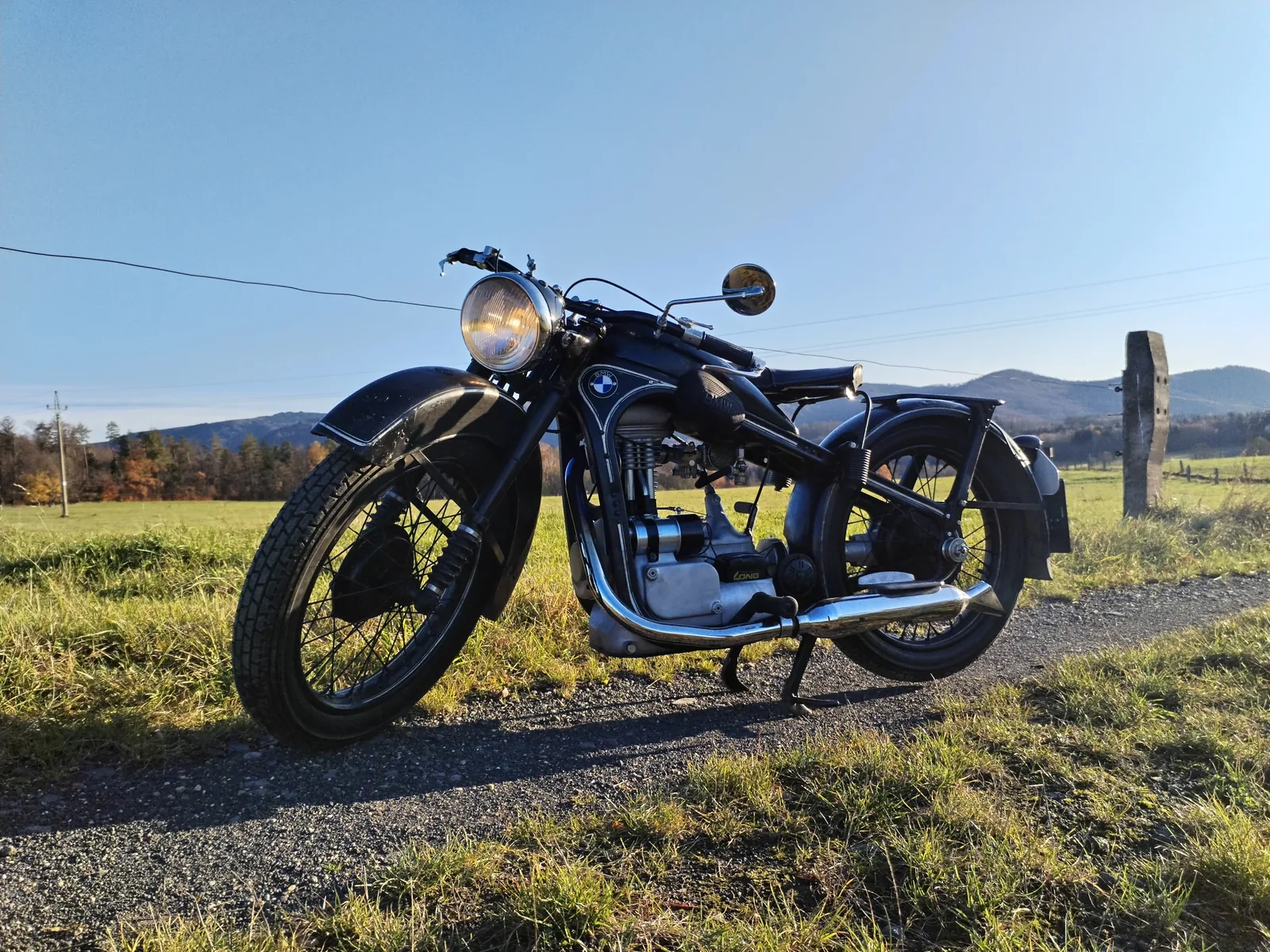 Historický motocykl v dílně při renovaci